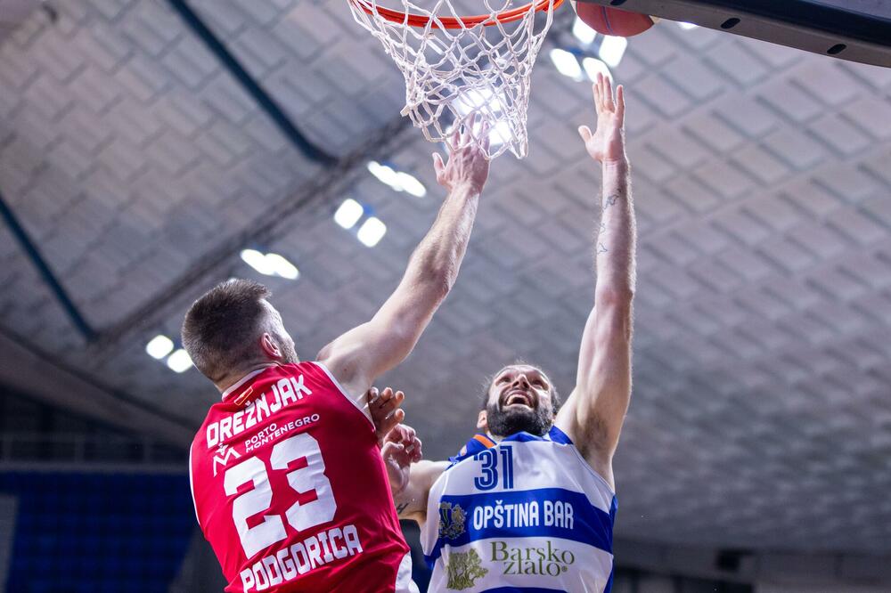 Duel Matea Drežnjaka i Aleksa Gavrilovića tokom prvog meča u sezoni, Foto: ABA/Filip Roganović