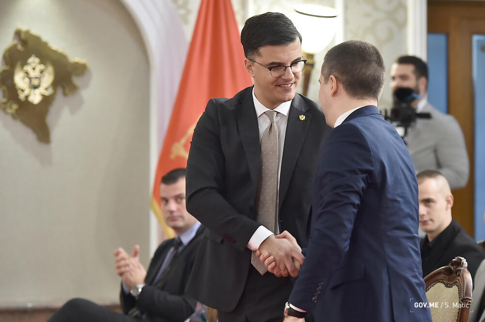 <p>Akademci preko godinu dana čekali da krenu sa odrađivanjem pripravničkog staža i da rade ono za šta stu se školovali</p>