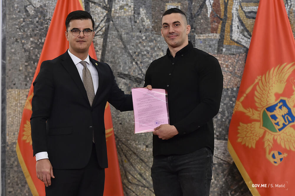 <p>Akademci preko godinu dana čekali da krenu sa odrađivanjem pripravničkog staža i da rade ono za šta stu se školovali</p>