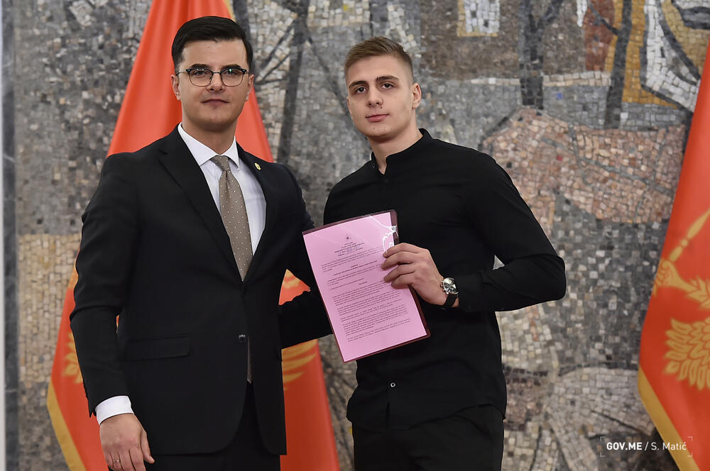 <p>Akademci preko godinu dana čekali da krenu sa odrađivanjem pripravničkog staža i da rade ono za šta stu se školovali</p>