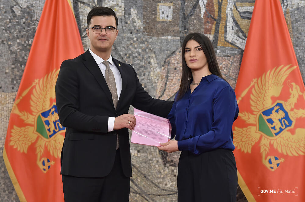 <p>Akademci preko godinu dana čekali da krenu sa odrađivanjem pripravničkog staža i da rade ono za šta stu se školovali</p>