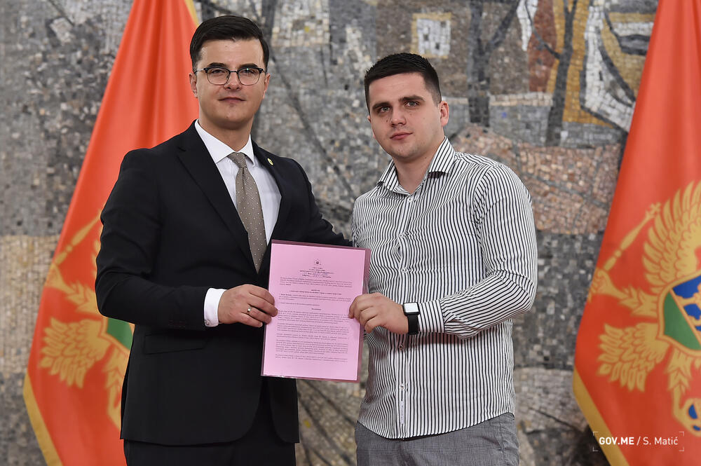 <p>Akademci preko godinu dana čekali da krenu sa odrađivanjem pripravničkog staža i da rade ono za šta stu se školovali</p>