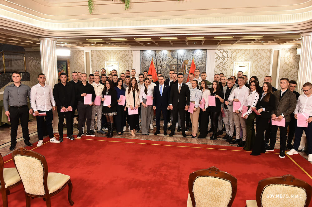 <p>Akademci preko godinu dana čekali da krenu sa odrađivanjem pripravničkog staža i da rade ono za šta stu se školovali</p>