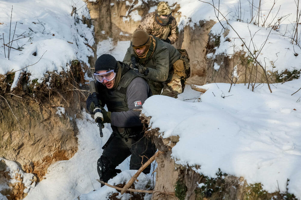 Ukrajinski civili na vojnoj vježbi blizu Kijeva