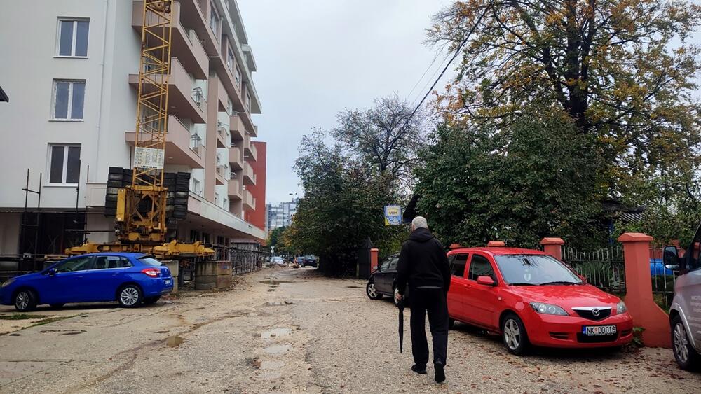 <p>Zgrada u Nikšiću koju gradi firma “Grading” još nije završena, a ulica je i dalje neasfaltirana i puna rupa. U slučaj se umiješala i policija koja je podnijela prijavu, a u najavi su i nove</p>