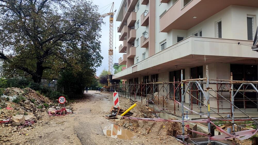<p>Zgrada u Nikšiću koju gradi firma “Grading” još nije završena, a ulica je i dalje neasfaltirana i puna rupa. U slučaj se umiješala i policija koja je podnijela prijavu, a u najavi su i nove</p>