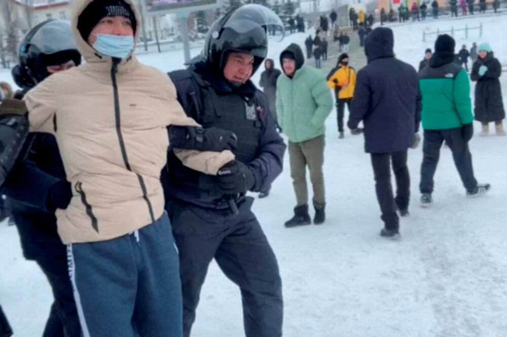 Policija privodi učesnike jučerašnjih demonstracija, Foto: Rojters