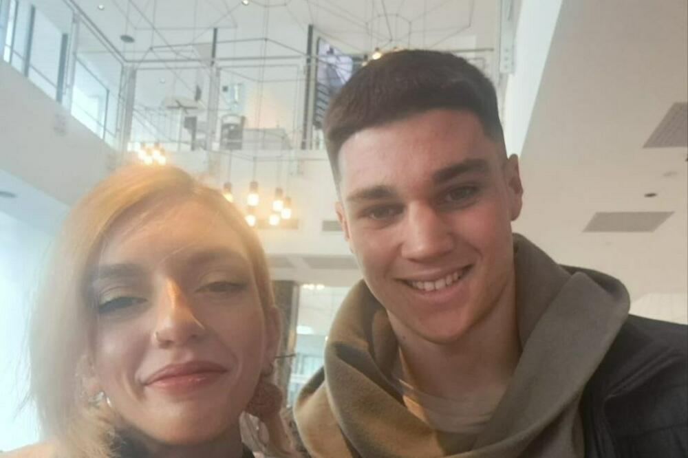 A Juventus fan is proud of her photo with Vasilij Adzić, Photo: X