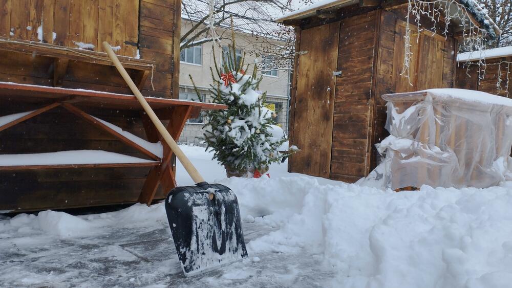 <p>Pada 'suvi' sjeverni snijeg, praćen jakim vjetrom, pa su pojedini djelovi staze, bukvalno, kopni. Ukoliko bi se padavine nastavile, uz još 20 centimetara novog snijega, mogli bi da pripremimo staze i konačno počenemo skijašku sezonu, u pravom smislu te riječi", rekao je "Vijestima" rukovodilac državnog Ski centra Kolašin 1600 Bojan Medenica</p>