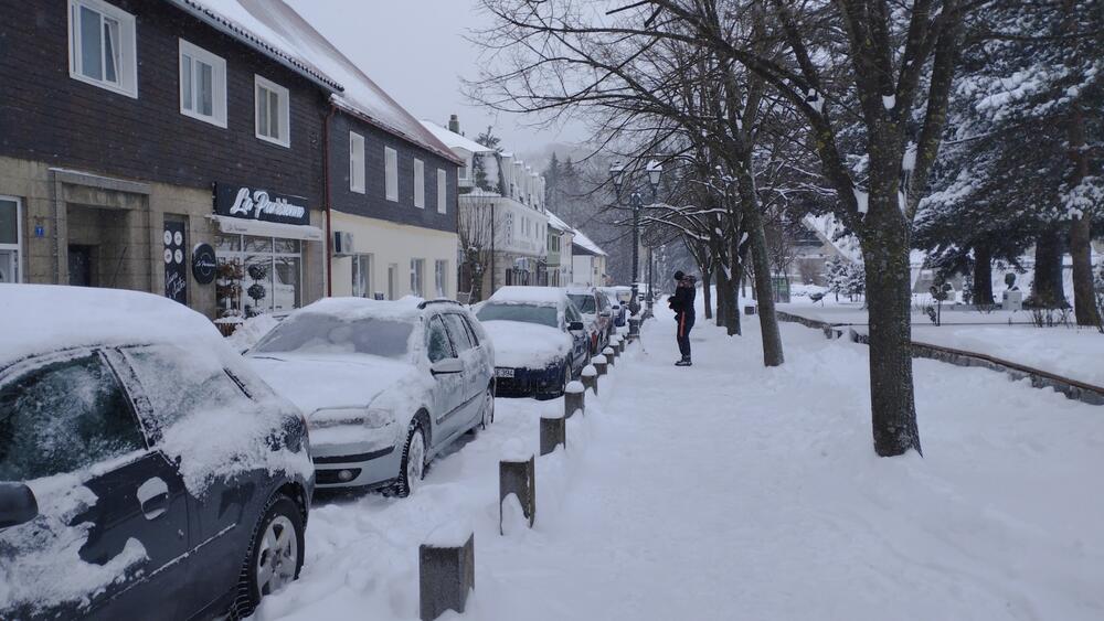 <p>Pada 'suvi' sjeverni snijeg, praćen jakim vjetrom, pa su pojedini djelovi staze, bukvalno, kopni. Ukoliko bi se padavine nastavile, uz još 20 centimetara novog snijega, mogli bi da pripremimo staze i konačno počenemo skijašku sezonu, u pravom smislu te riječi", rekao je "Vijestima" rukovodilac državnog Ski centra Kolašin 1600 Bojan Medenica</p>