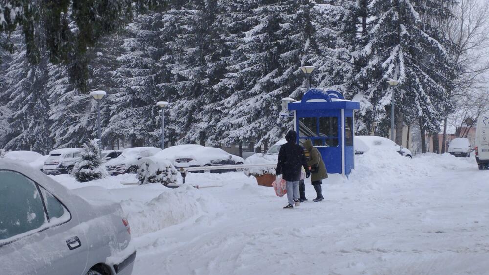 <p>Pada 'suvi' sjeverni snijeg, praćen jakim vjetrom, pa su pojedini djelovi staze, bukvalno, kopni. Ukoliko bi se padavine nastavile, uz još 20 centimetara novog snijega, mogli bi da pripremimo staze i konačno počenemo skijašku sezonu, u pravom smislu te riječi", rekao je "Vijestima" rukovodilac državnog Ski centra Kolašin 1600 Bojan Medenica</p>