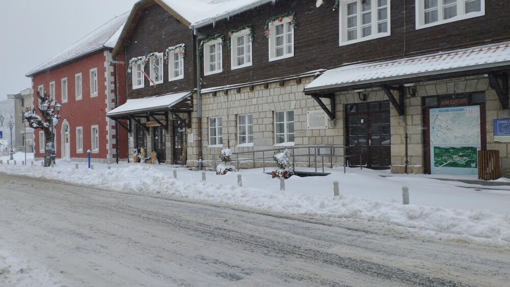 <p>Pada 'suvi' sjeverni snijeg, praćen jakim vjetrom, pa su pojedini djelovi staze, bukvalno, kopni. Ukoliko bi se padavine nastavile, uz još 20 centimetara novog snijega, mogli bi da pripremimo staze i konačno počenemo skijašku sezonu, u pravom smislu te riječi", rekao je "Vijestima" rukovodilac državnog Ski centra Kolašin 1600 Bojan Medenica</p>