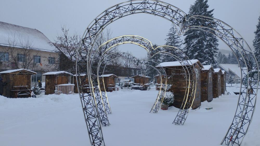 <p>Pada 'suvi' sjeverni snijeg, praćen jakim vjetrom, pa su pojedini djelovi staze, bukvalno, kopni. Ukoliko bi se padavine nastavile, uz još 20 centimetara novog snijega, mogli bi da pripremimo staze i konačno počenemo skijašku sezonu, u pravom smislu te riječi", rekao je "Vijestima" rukovodilac državnog Ski centra Kolašin 1600 Bojan Medenica</p>