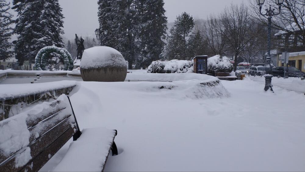 <p>Pada 'suvi' sjeverni snijeg, praćen jakim vjetrom, pa su pojedini djelovi staze, bukvalno, kopni. Ukoliko bi se padavine nastavile, uz još 20 centimetara novog snijega, mogli bi da pripremimo staze i konačno počenemo skijašku sezonu, u pravom smislu te riječi", rekao je "Vijestima" rukovodilac državnog Ski centra Kolašin 1600 Bojan Medenica</p>