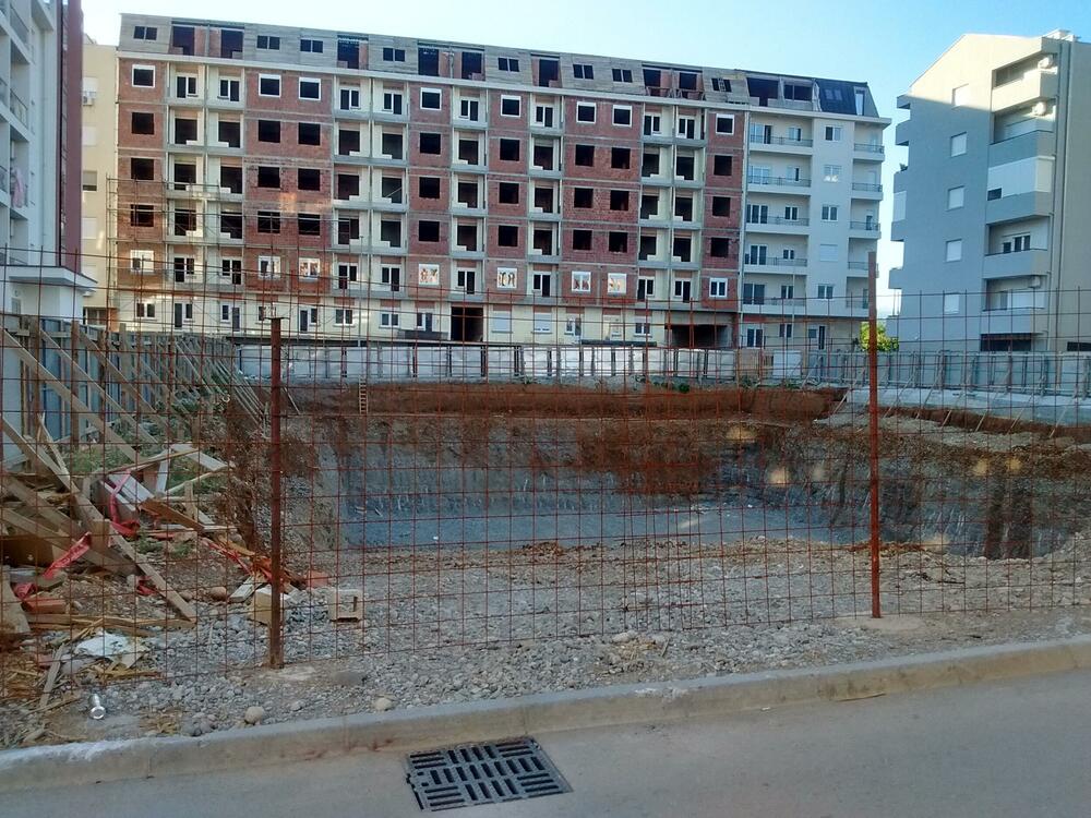 Temeljna jama podno Ljubovića i nezakonita Lamela “C” u pozadini, ljeto 2020. godine