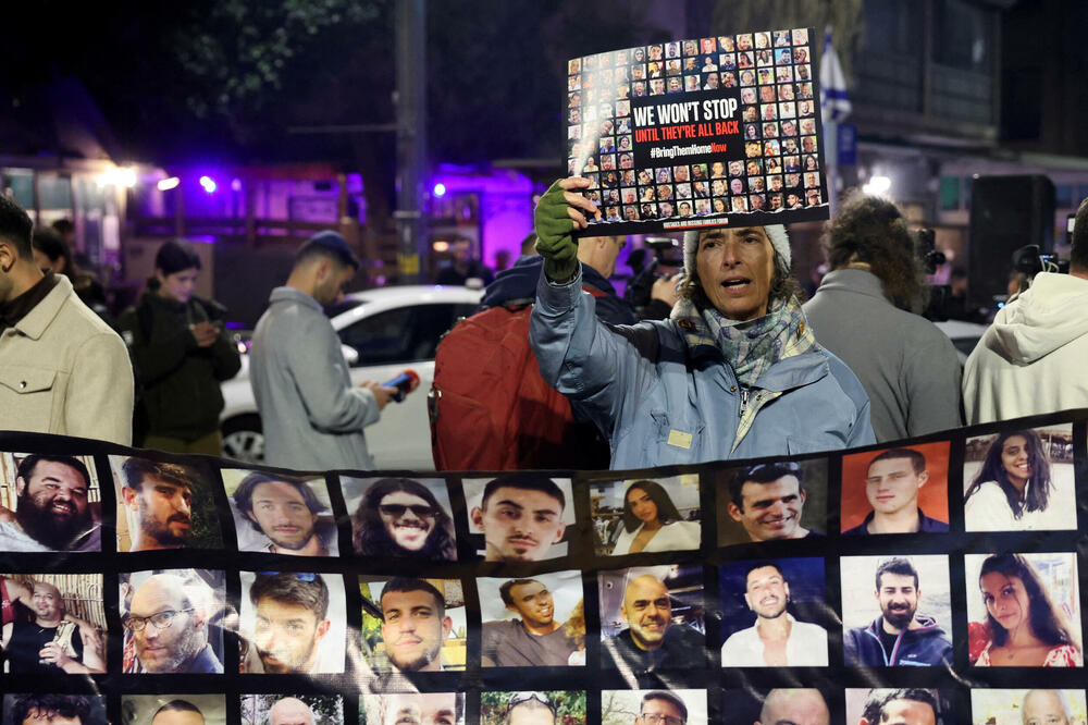 Demonstranti sa plakatima i zastavama, Foto: Reuters