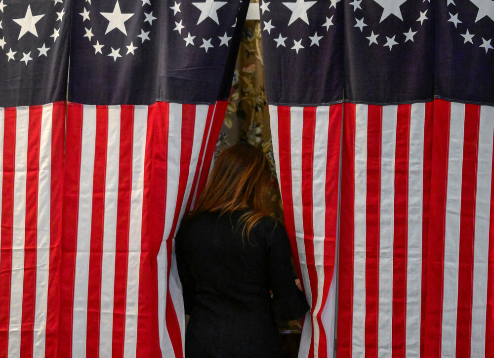 <p>Na glasanju su i birači i novinari mogli da se posluže gomilom svježe pečenih čokoladnih kolačića</p>