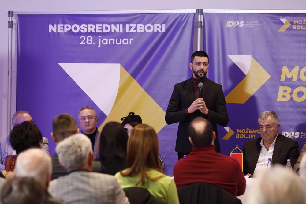 Živković govori na tribini, Foto: DPS