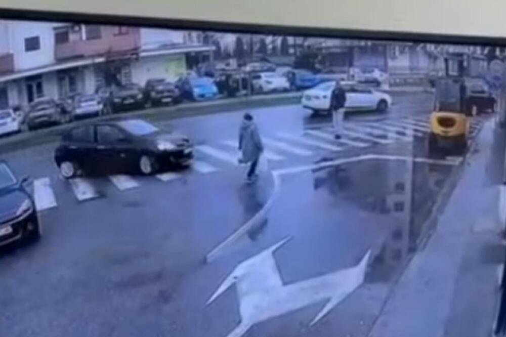 Trenutak kada vozač "renoa" nailazi: saobraćajna nezgoda na Starom aerodromu, Foto: YouTube