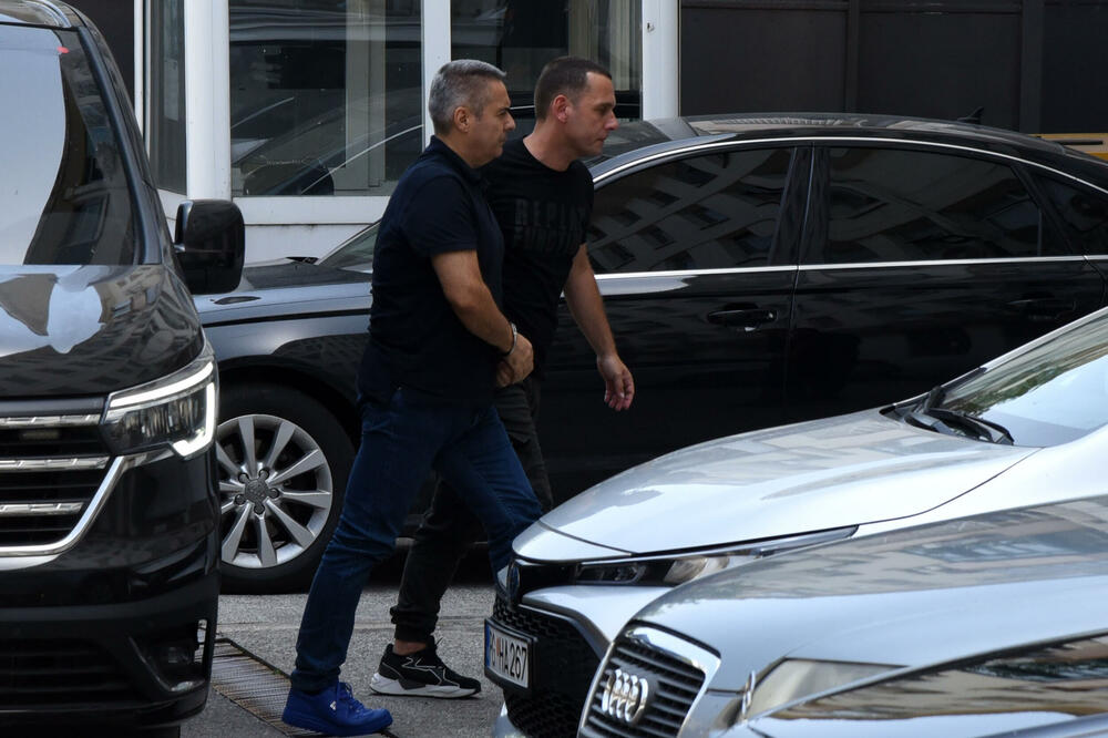 Veljovića nakon hapšenja sprovode na saslušanje, Foto: Luka Zekovic