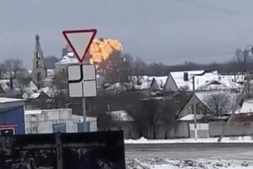 Sa snimka na kojem se vidi eksplozija transportnog aviona u Belgorodu, Foto: Beta/AP
