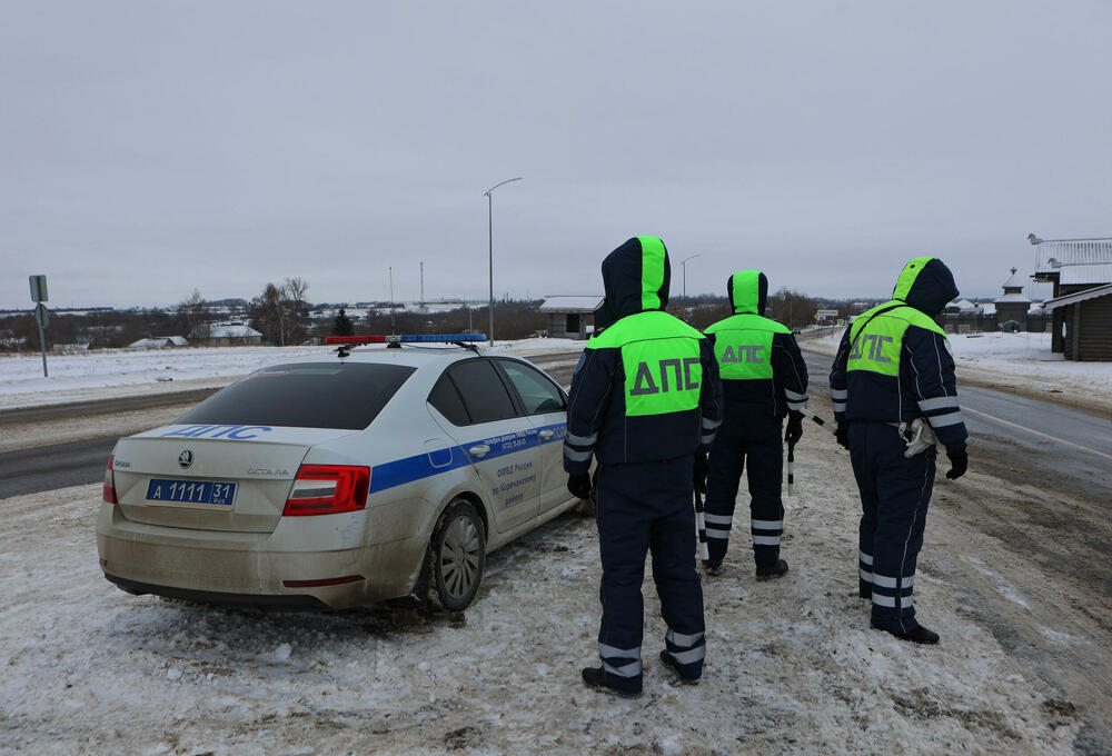Policija blokira put u selu Jablonovo  Foto: Rojters