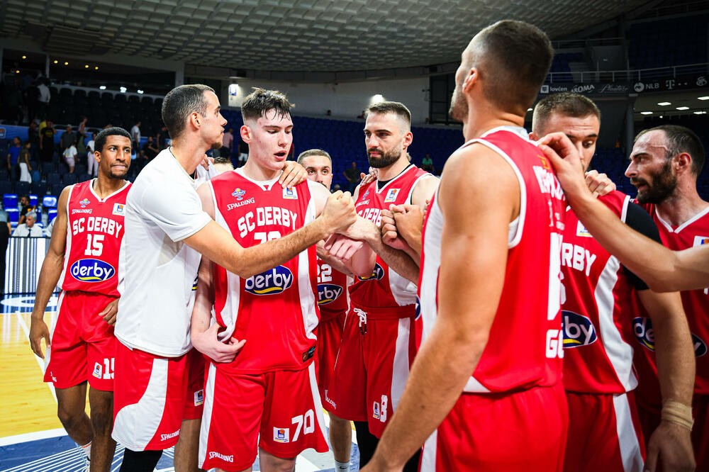 Mirković sa saigračima iz SC Derbija