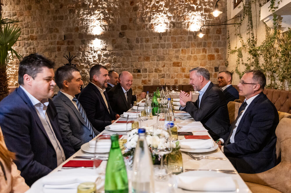 Sa večere, Foto: Vlada Crne Gore