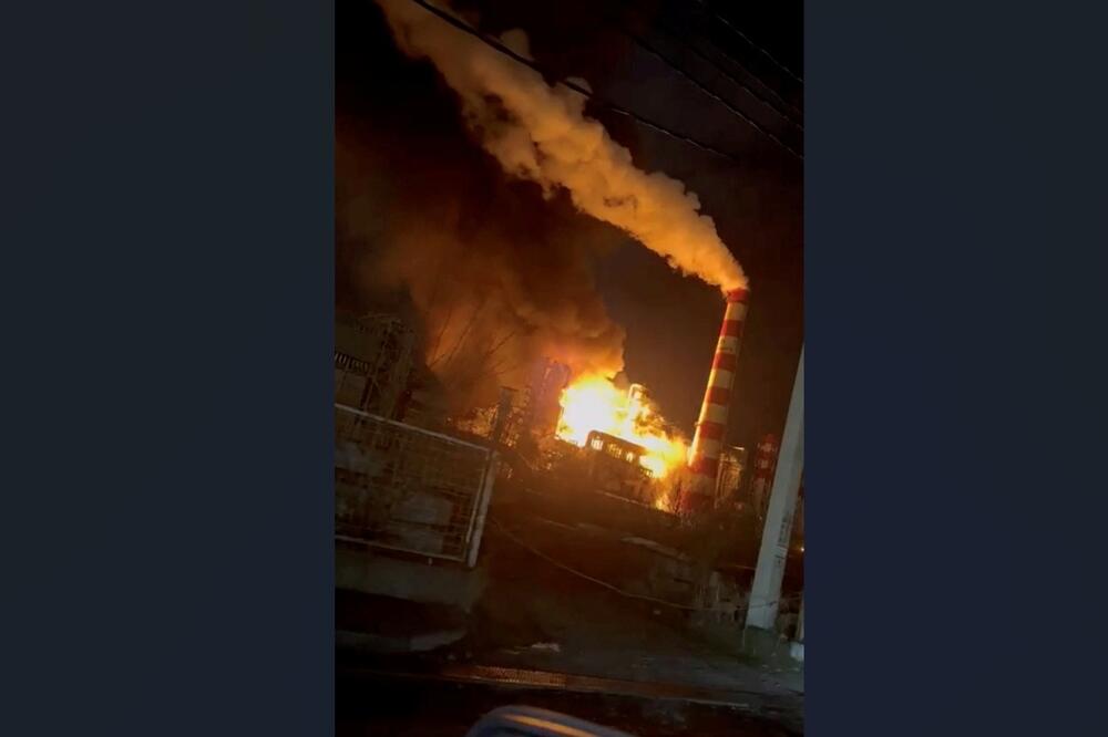 Dim i plamen se dižu nakon što je izbio požar u rafineriji nafte u Tuapseu, Foto: Reuters