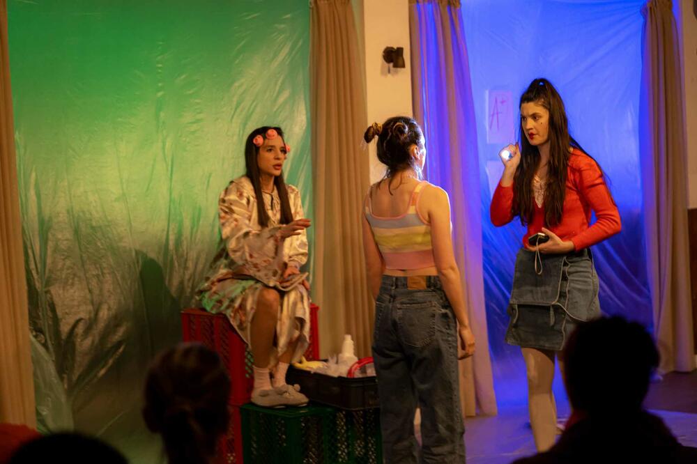 Scena iz predstave "Atomsko cvijeće", Foto: KIC Budo Tomović