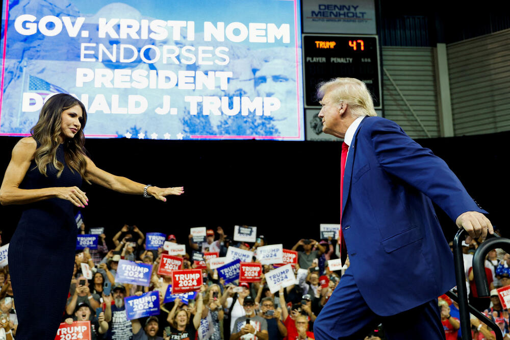 Guvernerka Južne Dakote Kristi Noem i Tramp u septembru prošle godine, Foto: Rojters