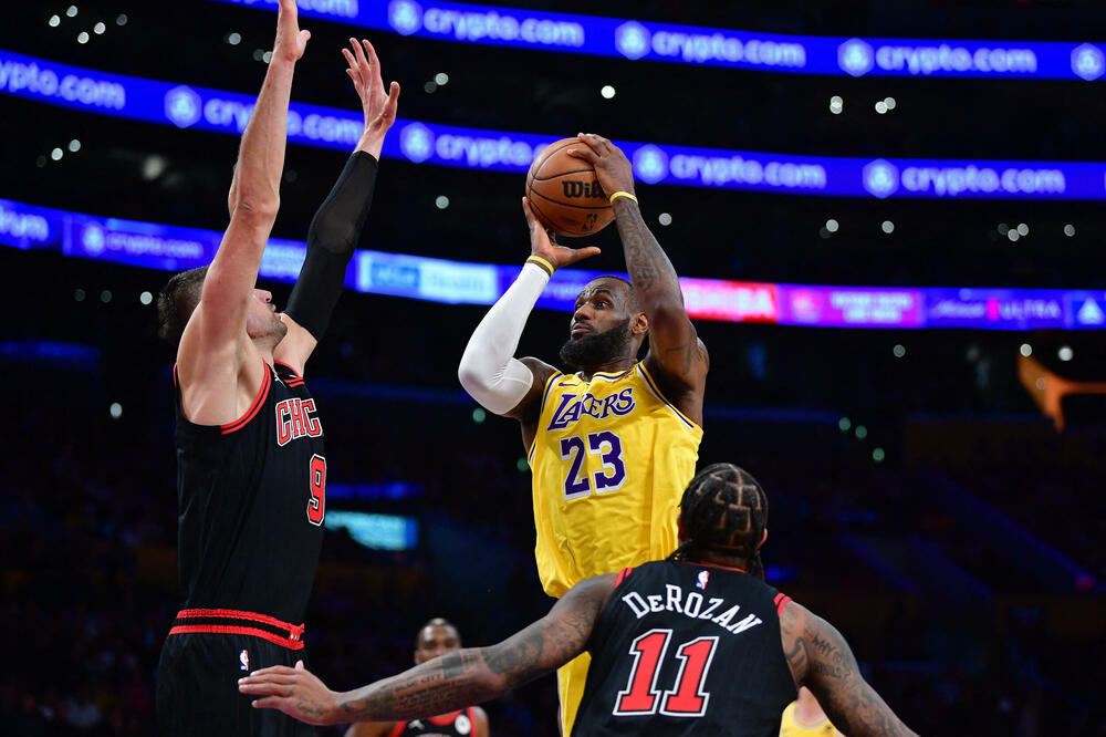 Duel Vučevića i Džejmsa, Foto: Reuters