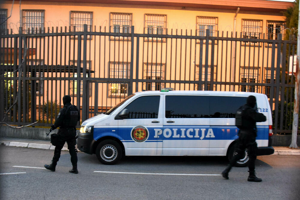 Posebna jedinica policijije obezbjedjuje zgradu u kojoj se nalazi Camgoz, Foto: Boris Pejović