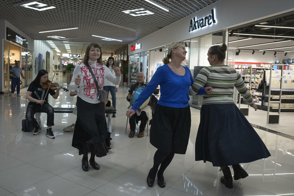 Tržni centar u Kijevu tokom pauze između ruskih raketnih napada