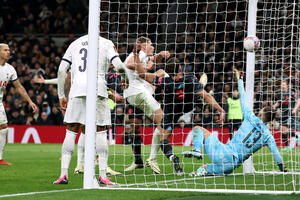 Siti iz 102. šuta dao gol Totenhemu u Londonu i prošao u osminu...