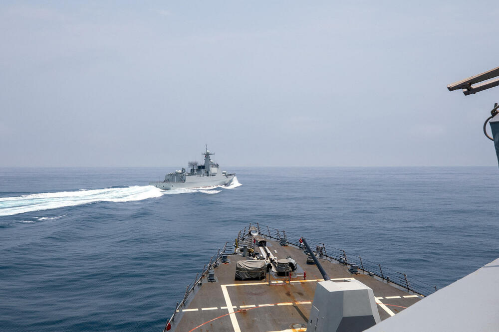 Kineski ratni brod plovi u blizini američkog razarača, u Tajvanskom moreuzu, Foto: Reuters