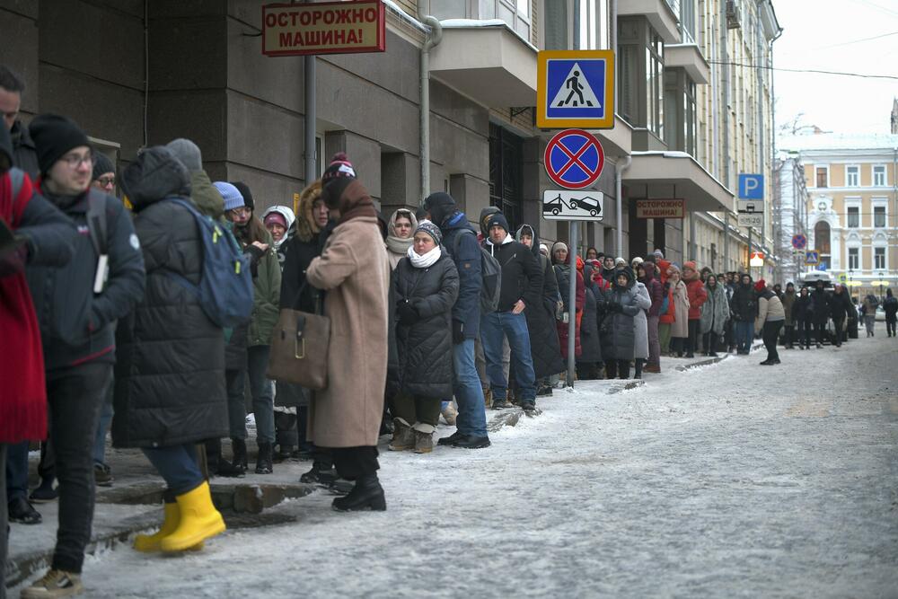 Moskovljani čekaju da daju potpis za Borisa Nadeždina, potencijalnog kandidata na predsjedničkim izborima