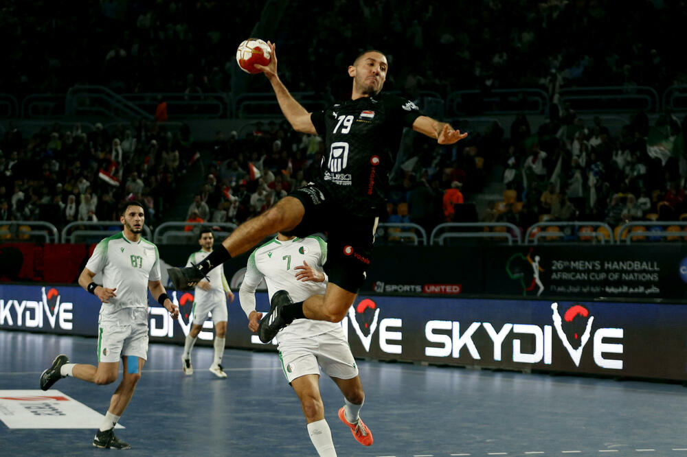 Egipćanin Ahmed Nafea šutira na gol Alžira, Foto: Reuters/Amr Abdallah Dalsh