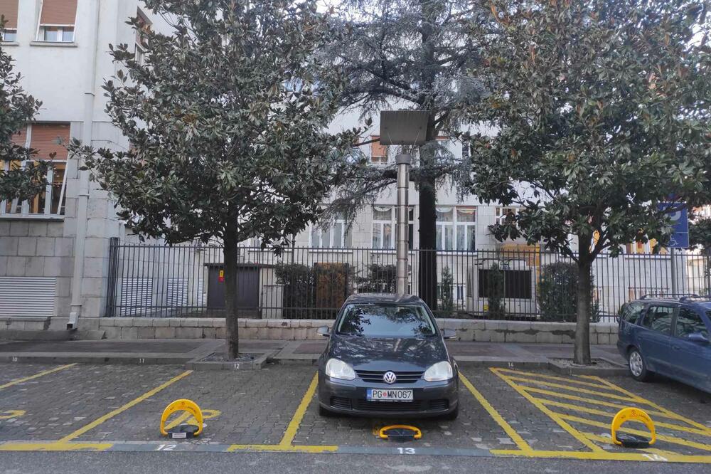 "Službene automobile kuriri-vozači vraćaju nakon radnog vremena": parking Skupštine, Foto: Aljosa Turovic