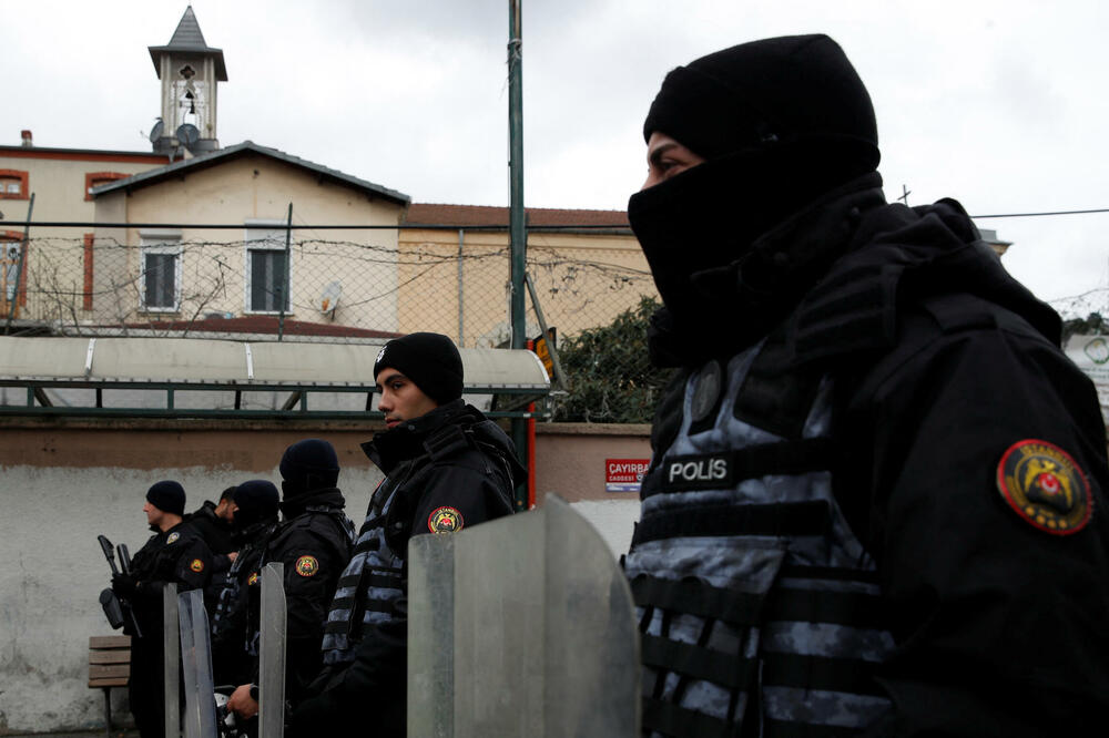 Turska policija čuva stražu ispred talijanske katoličke crkve svete Marije nakon što su dva maskirana naoružana napadača pucala tokom mise, Foto: Reuters