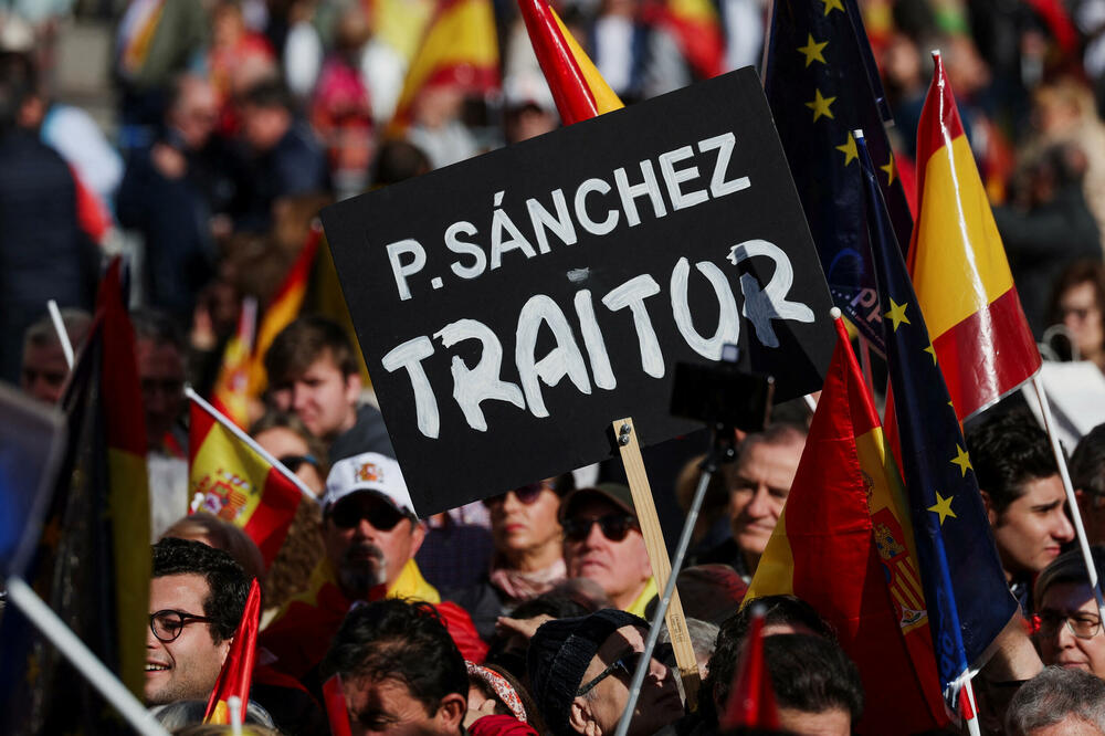 "Pedro Sančez izdajnik" piše na ovom transparentu: Sa protesta u Madridu, Foto: Reuters