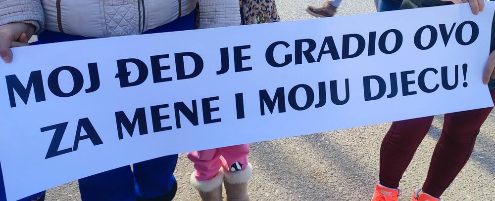 <p>Mještani su počeli sa potpisivanjem peticije kojom žele da kompaniji ospore imovinu jer, kako tvrde, kompletan kupoprodajni proces se odvijao bez znanja mještana koji su gradili taj objekat i polagali pravo na njega</p>