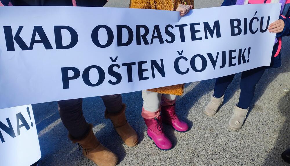 <p>Mještani su počeli sa potpisivanjem peticije kojom žele da kompaniji ospore imovinu jer, kako tvrde, kompletan kupoprodajni proces se odvijao bez znanja mještana koji su gradili taj objekat i polagali pravo na njega</p>