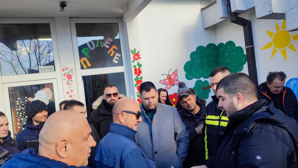 <p>Mještani su počeli sa potpisivanjem peticije kojom žele da kompaniji ospore imovinu jer, kako tvrde, kompletan kupoprodajni proces se odvijao bez znanja mještana koji su gradili taj objekat i polagali pravo na njega</p>