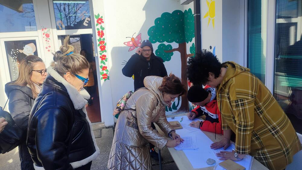 <p>Mještani su počeli sa potpisivanjem peticije kojom žele da kompaniji ospore imovinu jer, kako tvrde, kompletan kupoprodajni proces se odvijao bez znanja mještana koji su gradili taj objekat i polagali pravo na njega</p>