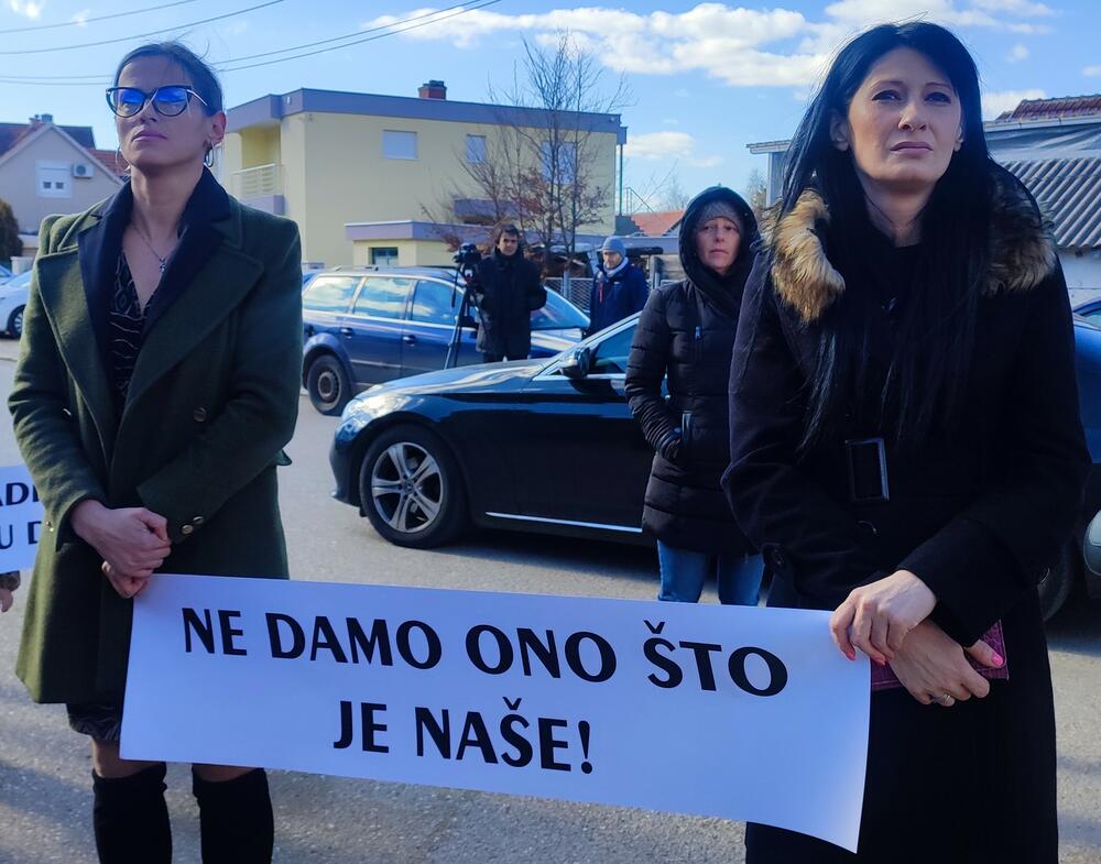 <p>Mještani su počeli sa potpisivanjem peticije kojom žele da kompaniji ospore imovinu jer, kako tvrde, kompletan kupoprodajni proces se odvijao bez znanja mještana koji su gradili taj objekat i polagali pravo na njega</p>