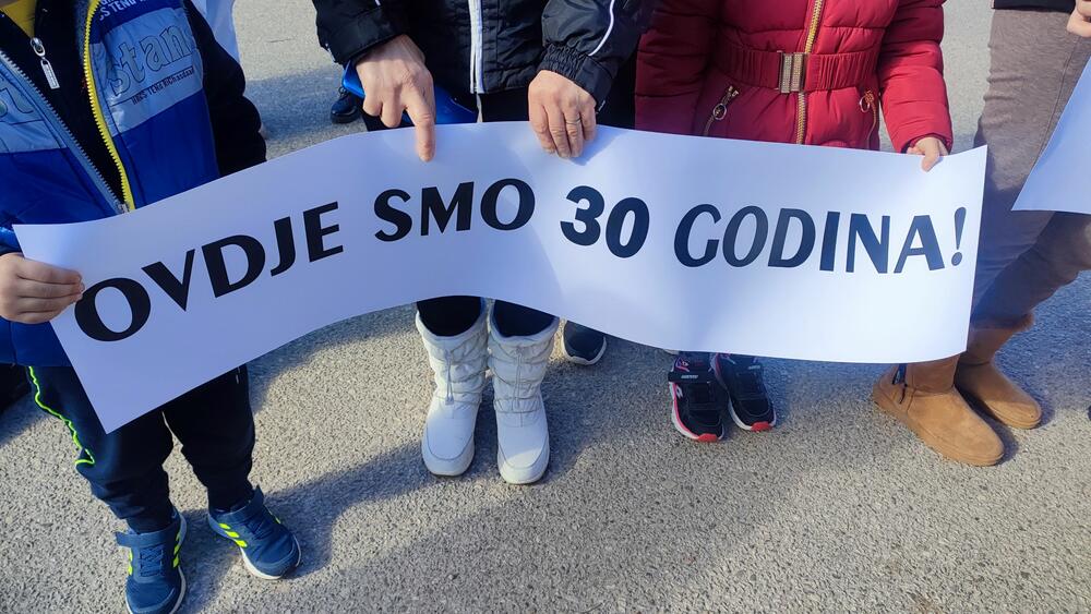 <p>Mještani su počeli sa potpisivanjem peticije kojom žele da kompaniji ospore imovinu jer, kako tvrde, kompletan kupoprodajni proces se odvijao bez znanja mještana koji su gradili taj objekat i polagali pravo na njega</p>