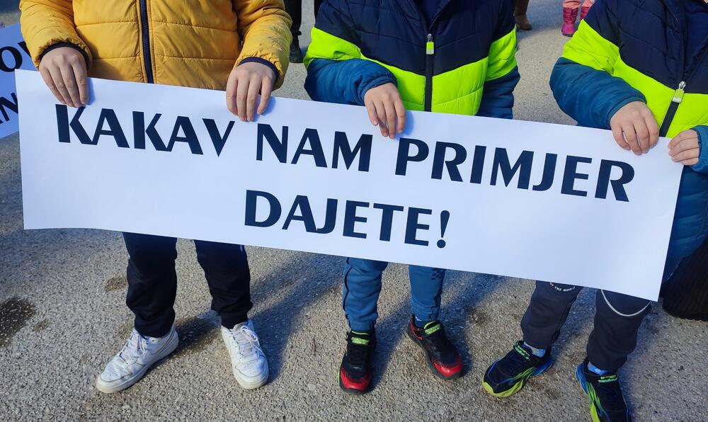 <p>Mještani su počeli sa potpisivanjem peticije kojom žele da kompaniji ospore imovinu jer, kako tvrde, kompletan kupoprodajni proces se odvijao bez znanja mještana koji su gradili taj objekat i polagali pravo na njega</p>