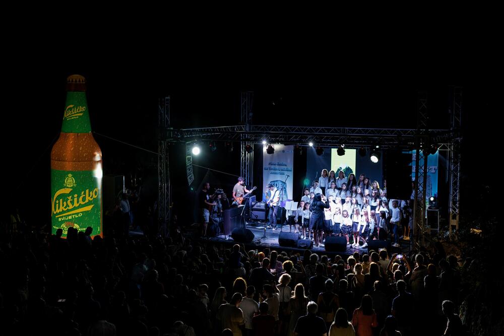 <p>Dječji hor nikšićkog “Zahumlja” odomaćio se na pozorišnim daskama i festivalima, jednako dobro pjevaju dječje hitove i pop-rok evergrine...</p>