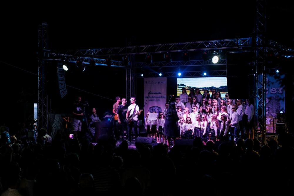 <p>Dječji hor nikšićkog “Zahumlja” odomaćio se na pozorišnim daskama i festivalima, jednako dobro pjevaju dječje hitove i pop-rok evergrine...</p>